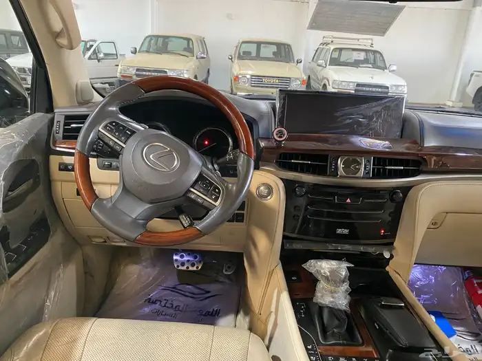 لكزس LX570 2017 ممشى قليل 5