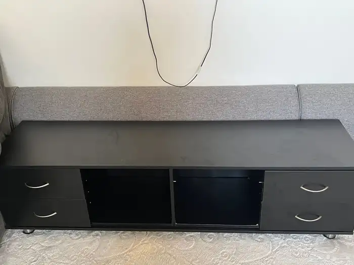 طاوله كبيره وأربع خدمه و طاولتين زاويه وطاولة شاشه 6