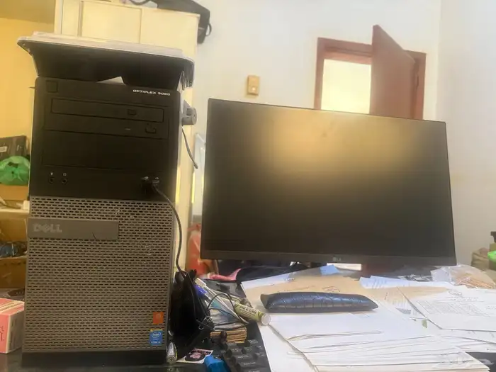 كمبيوتر مكتبي مع شاشة 0