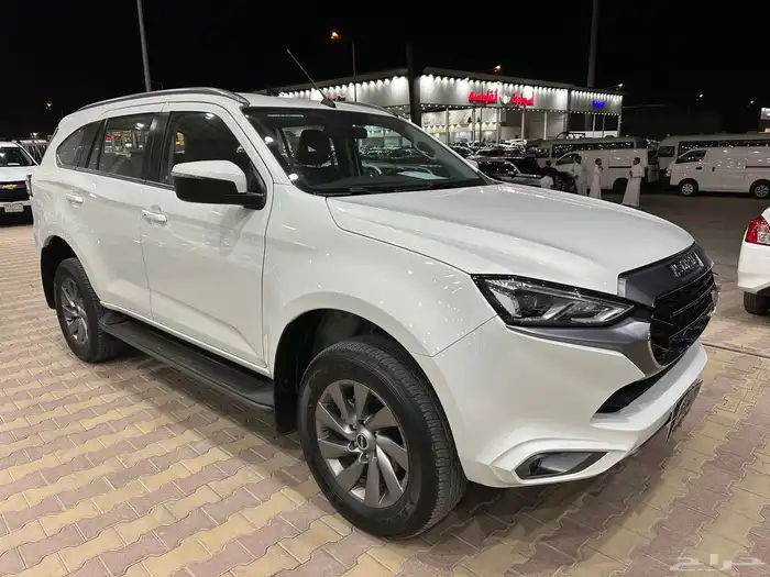 ايسوزو MU-X موديل 2024 ديزل نظيف جدآ 2