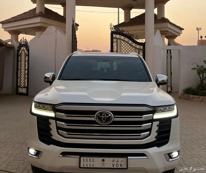 لاندكروزر VXR 2024 سعودي فل كامل أبيض ماسي داخلي أحمر 5