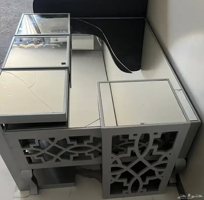 طاوله كبيره وأربع خدمه و طاولتين زاويه وطاولة شاشه 2