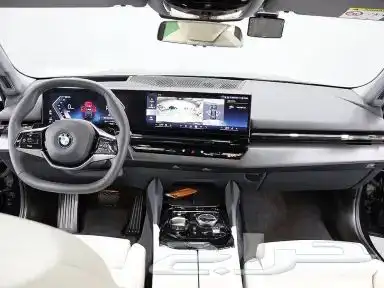 بي إم دبليو الفئة الخامسة (G60) 520i 11