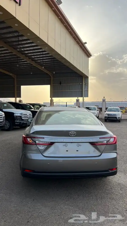 تويوتا كامري 2025 استند E بنزين السعر 111 للون الابيض 10