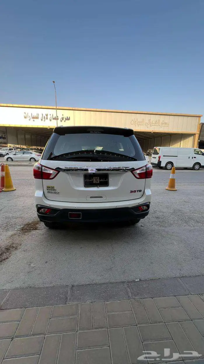 ايسوزو MUX موديل 2022- معرض خلف للسيارات 11