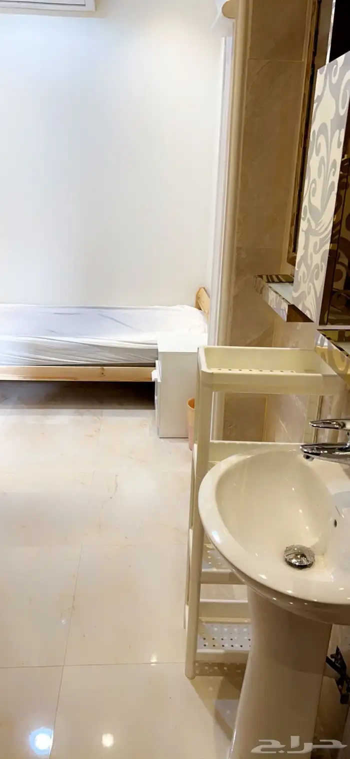 غرفه موثثه في فله الايجار بشهر2500 2