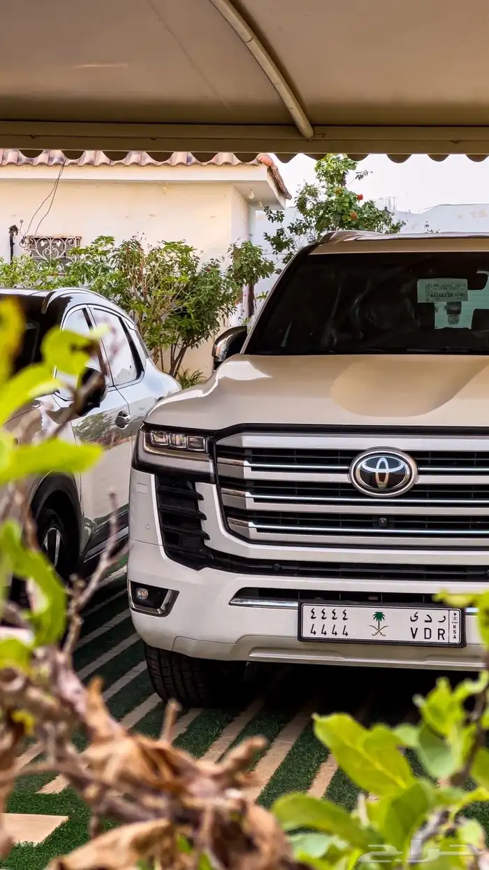 لاندكروزر VXR 2024 سعودي فل كامل أبيض ماسي داخلي أحمر 0