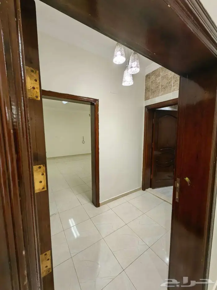 شقة عوائل للإيجار بالعزيزية 11