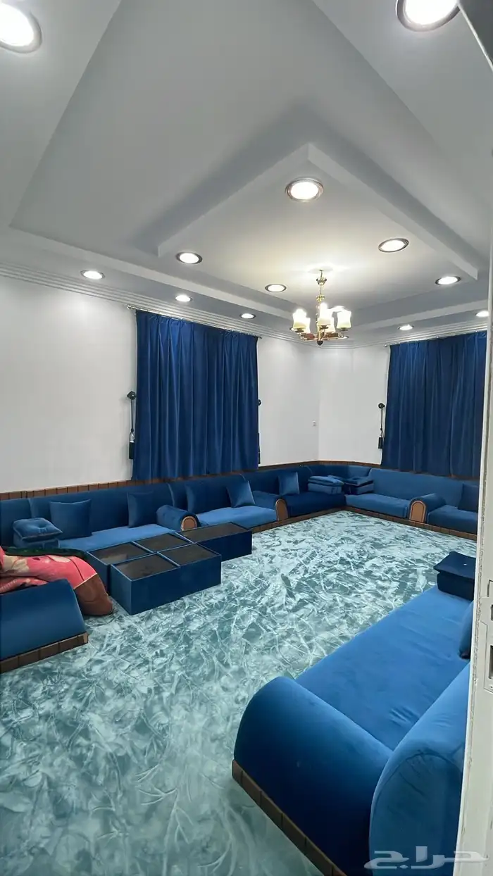 للبيع كنب وستاير و 5 طاولات وفرشه مقاس الغرفه 6 في 4 0