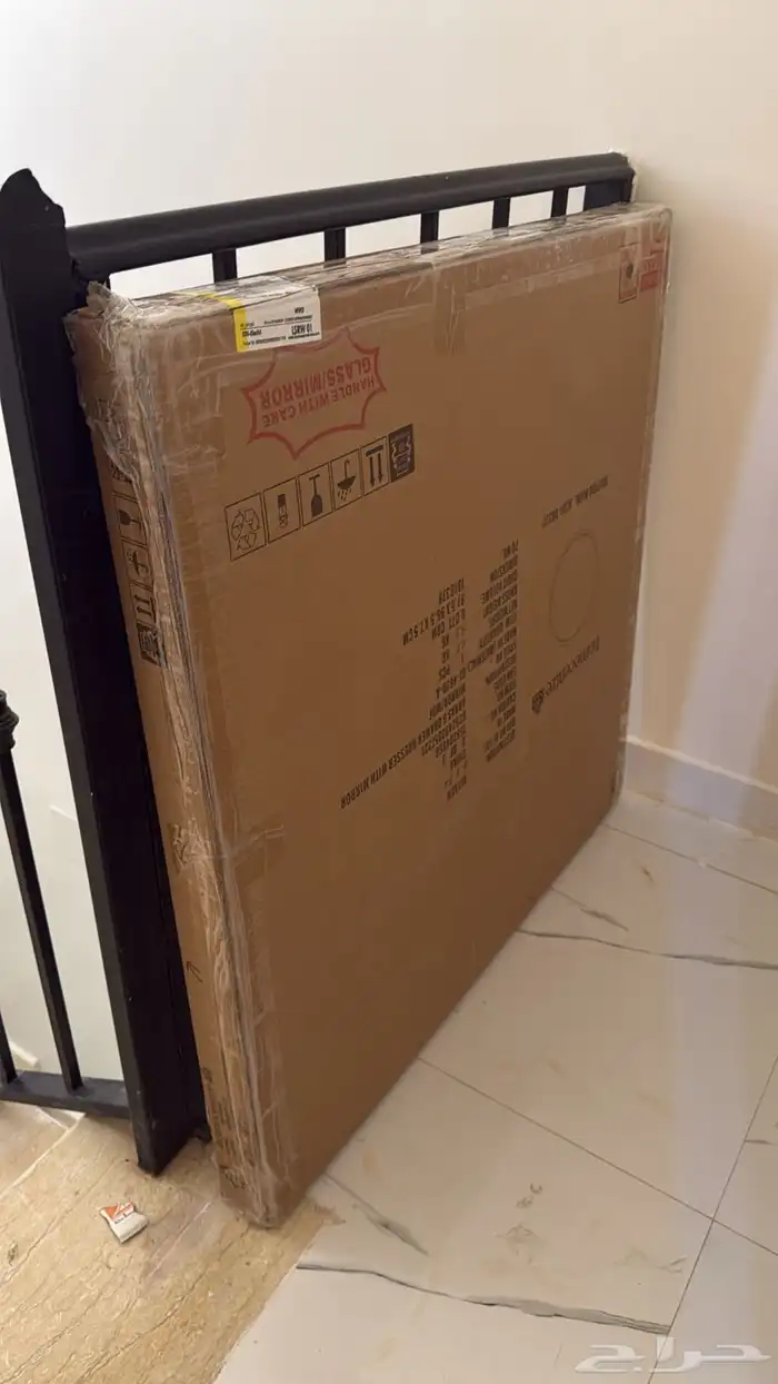 ثلاجه صغيره (1)ومرايه العدد( 1 )لوحه جداريه العدد (2) 1