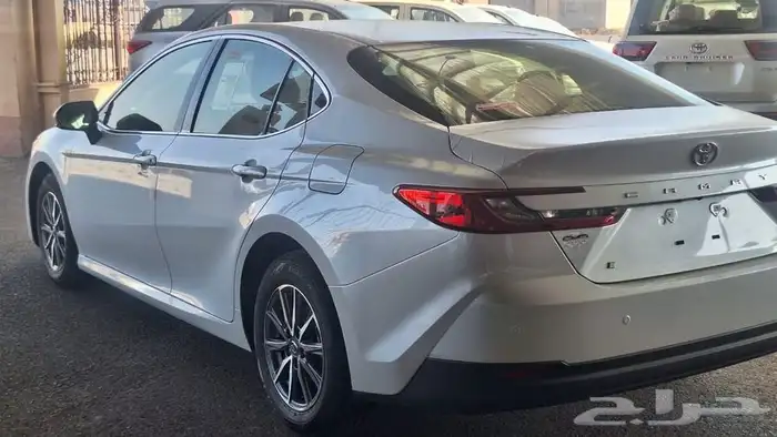 تويوتا كامري 2025 استند E بنزين السعر 111 للون الابيض 3