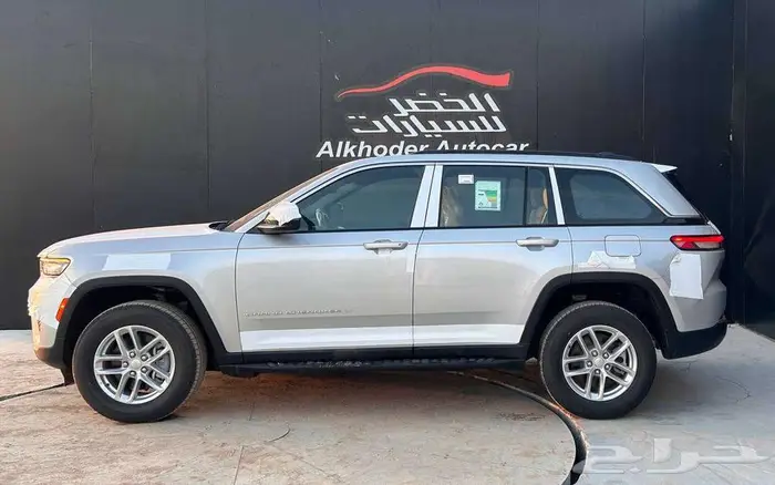 جيب جراند شيروكي لاريدو 2025 لدى شركة عبدالمجيد الخضر 2