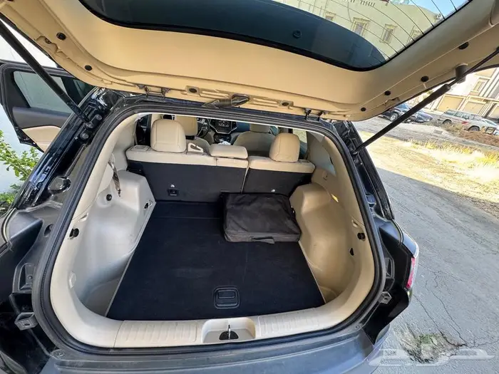 جيب شيروكي 6 سلندر 2020 للبيع 4