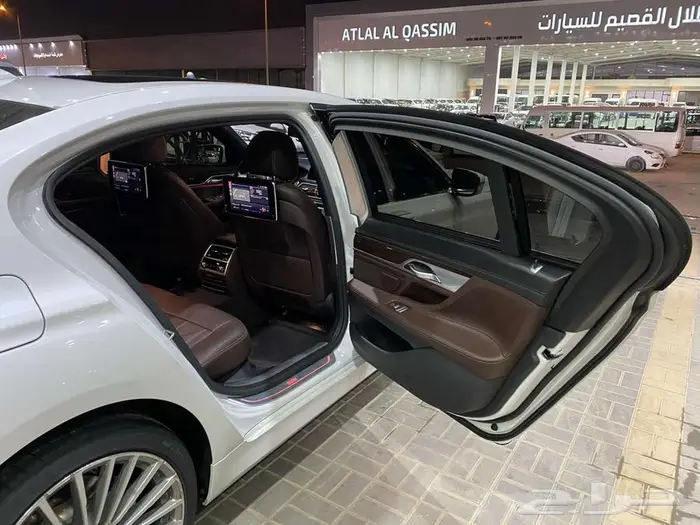 بي ام دبليو 730LI موديل 2020 ابيض خليجي ماشيه 96000كم 19