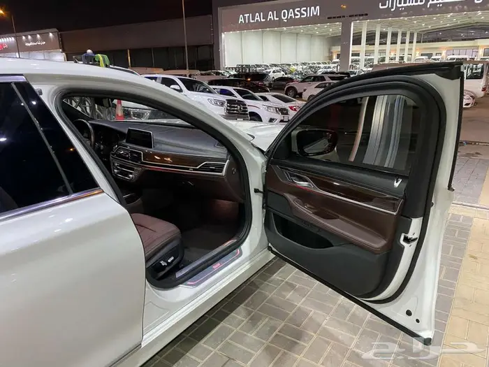 بي ام دبليو 730LI موديل 2020 ابيض خليجي ماشيه 96000كم 43