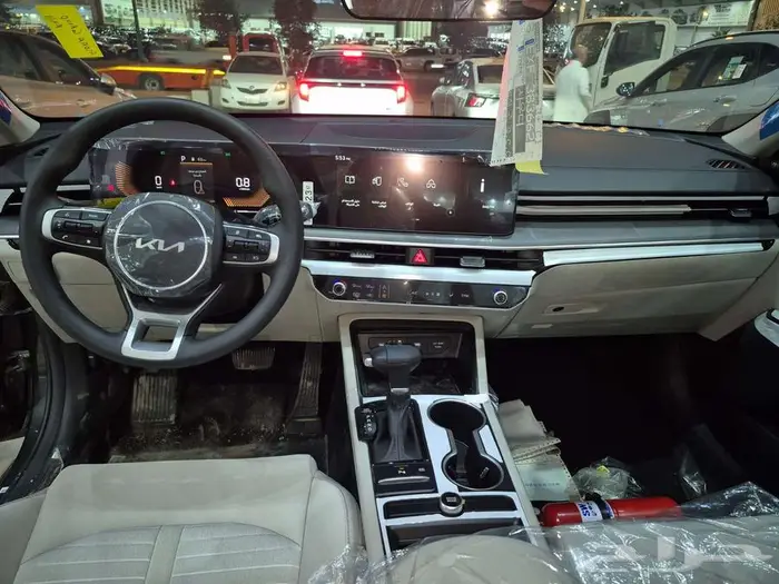 كيا K5 استندر فتحة سقف 2026 7