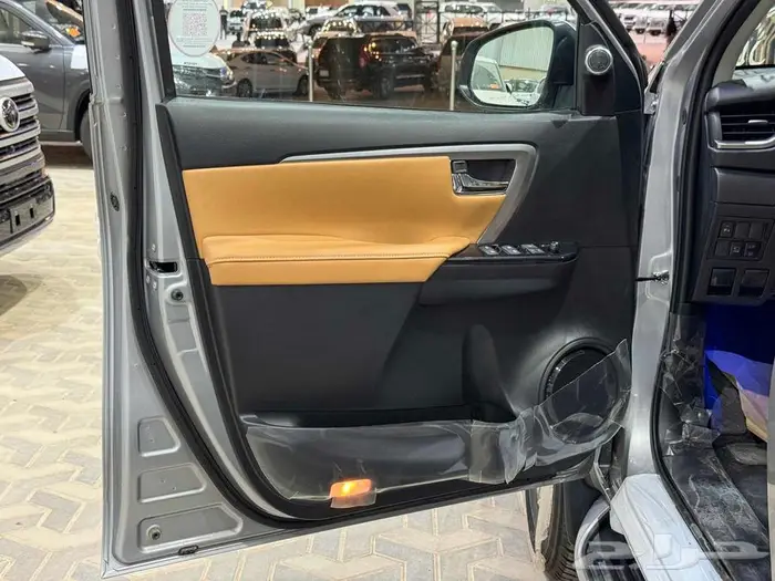 فورتشنر 6 سلندر 2025 بنزين (عليها ملاحظة خفيفة) بطاقة جمركية 35