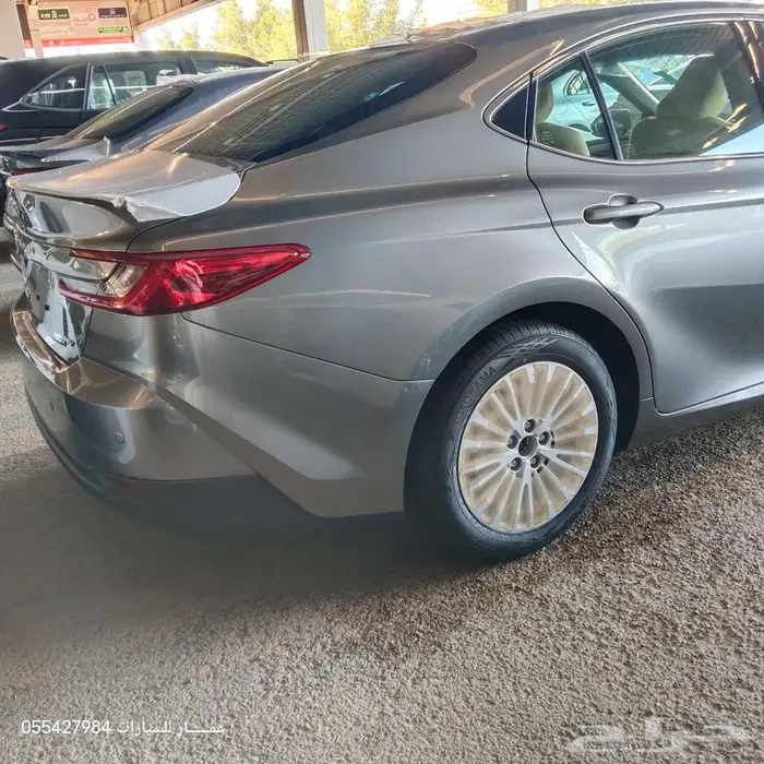 تويوتا كامري E بلس هايبرد تيتانيوم لوحات 2025 9