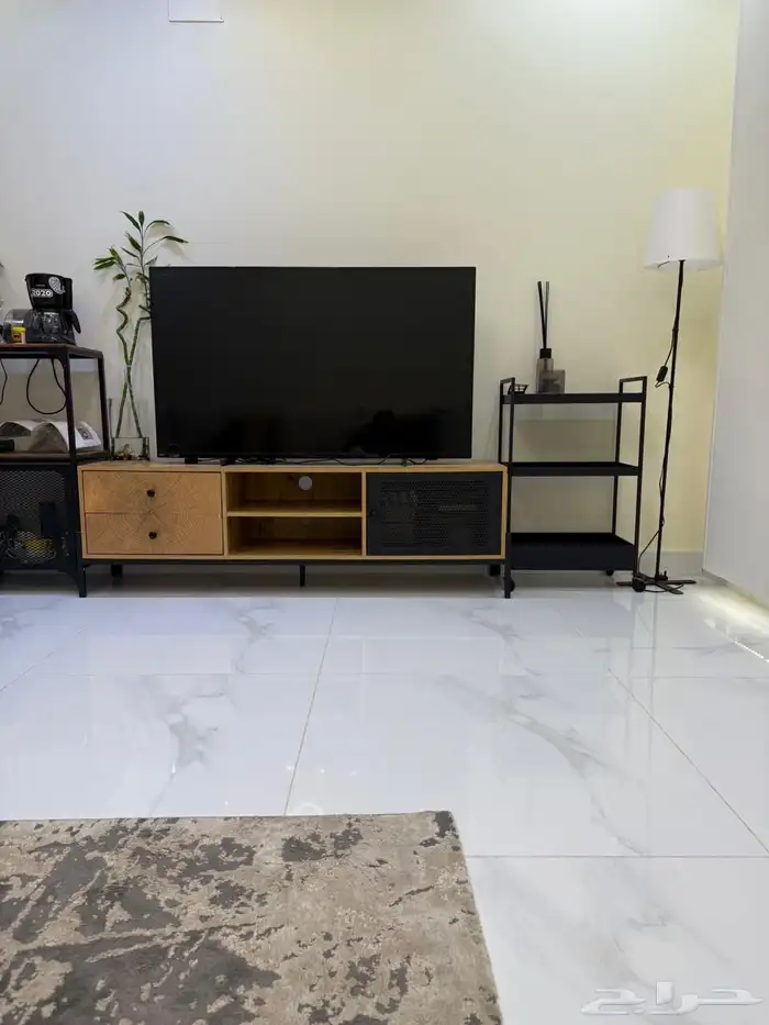 طاولة تلفزيون من هوم سنتر 2