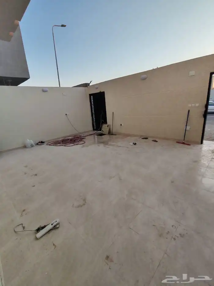 شقق ارضية وروف علوي للبيع حي القادسية 2 0