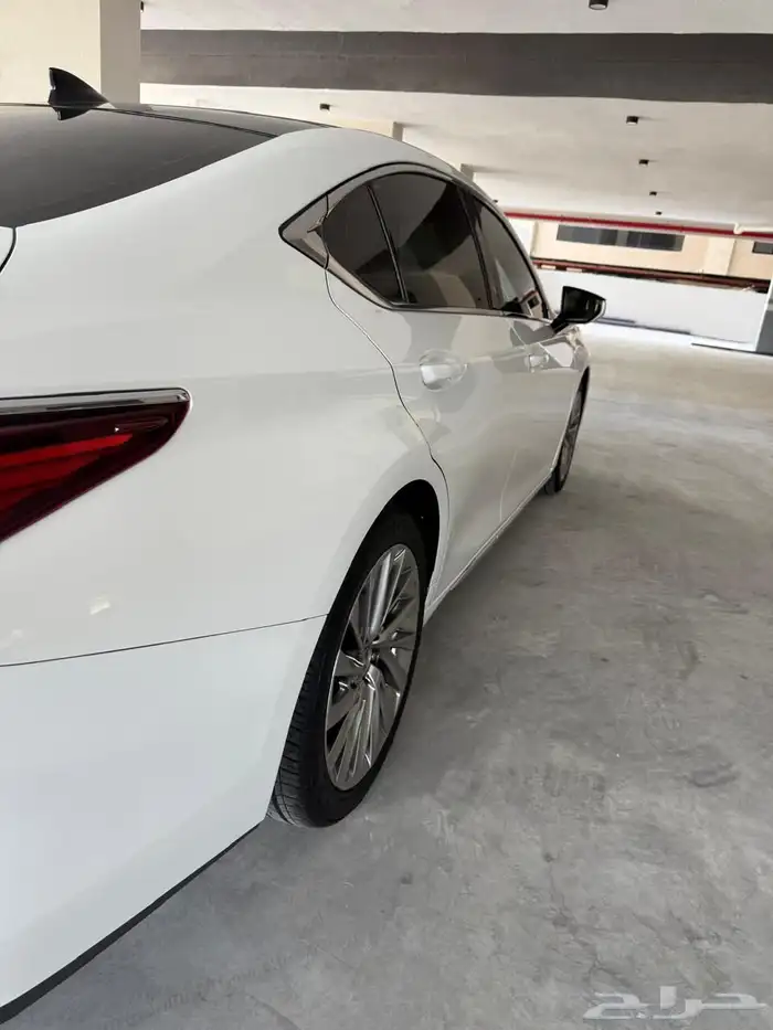 للبيع لكزس 2023 ES 350 10