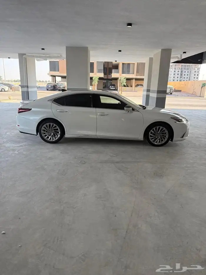 للبيع لكزس 2023 ES 350 12