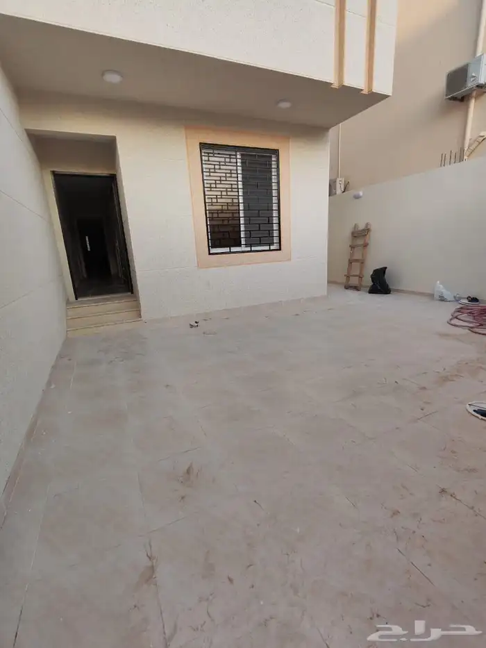 شقق ارضية وروف علوي للبيع حي القادسية 2 4