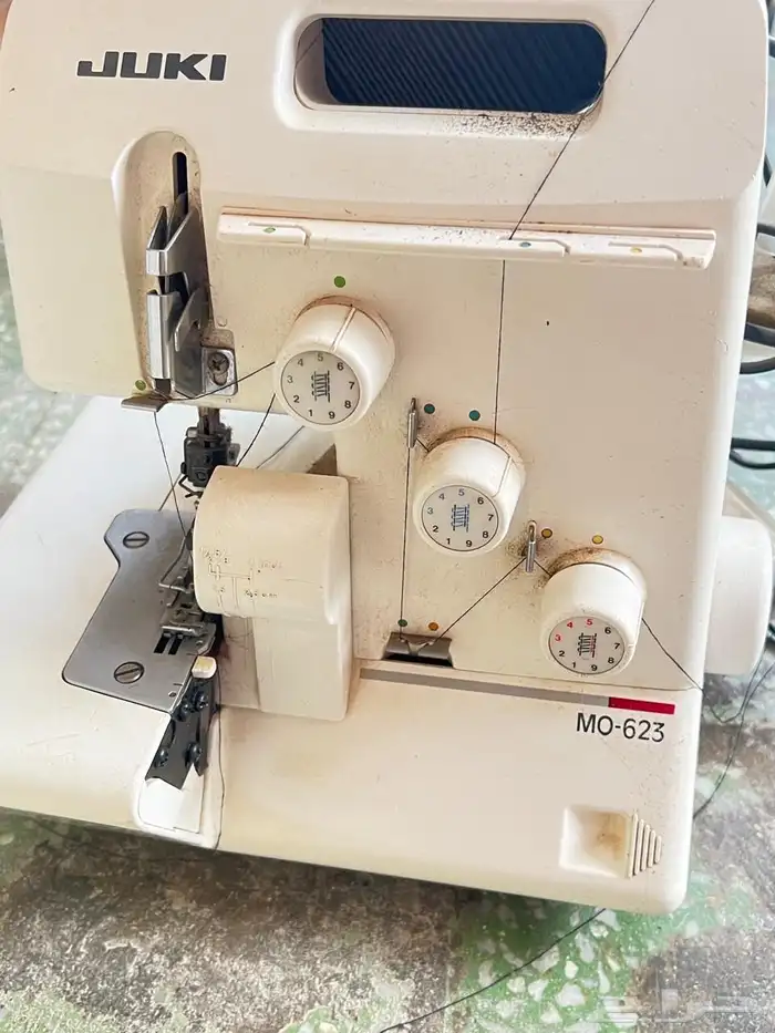 مكاين خياطه ويوجد سحابات وخيوط وبعض ادوات تجهيز المشاغل 1