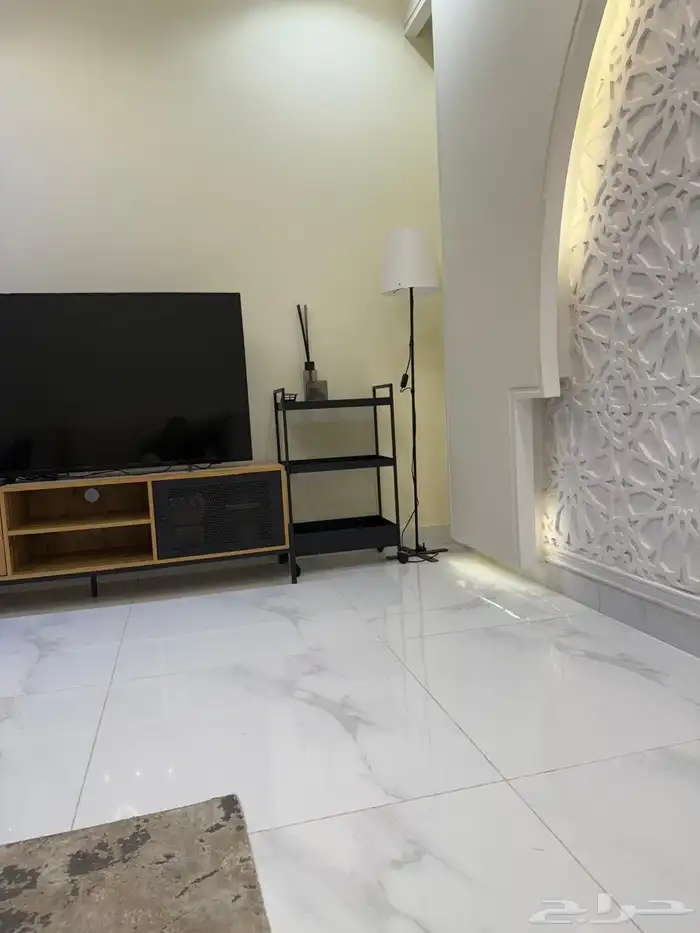 طاولة تلفزيون من هوم سنتر 5