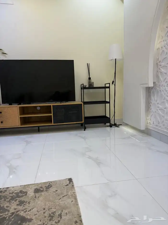 طاولة تلفزيون من هوم سنتر 3