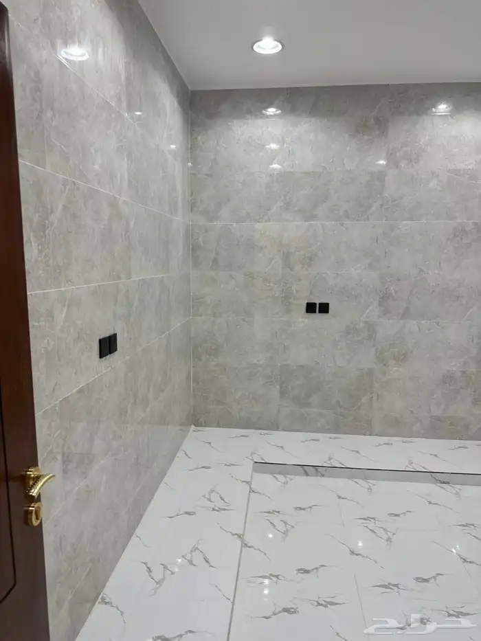 شقق دبلوكس مع ملاحقها ( للبيع ) بنجران شرق المطار مخطط د 15