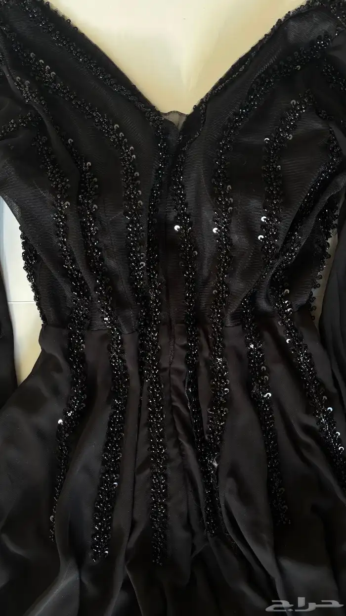 فستان اسود طويل بتطريز من الأمام والخلف 1