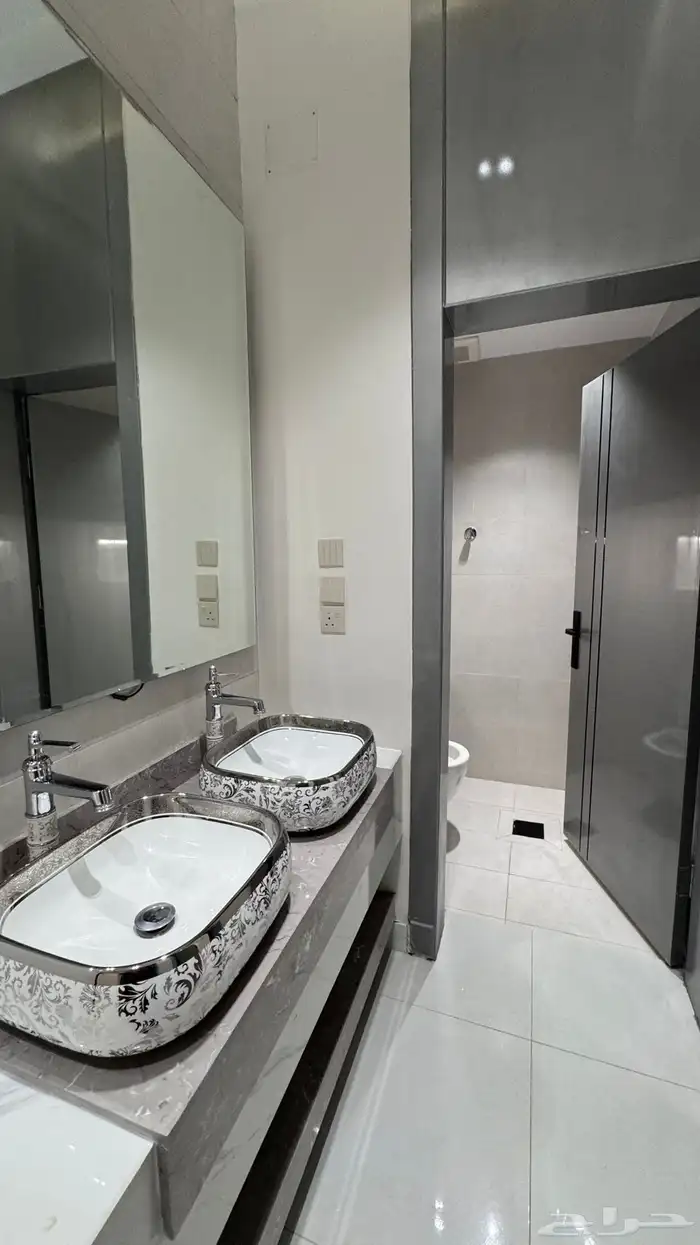 للبيع ادوار ارضيه بحوش وعلوى بسطح خلف المعارض موقع متمييز 25