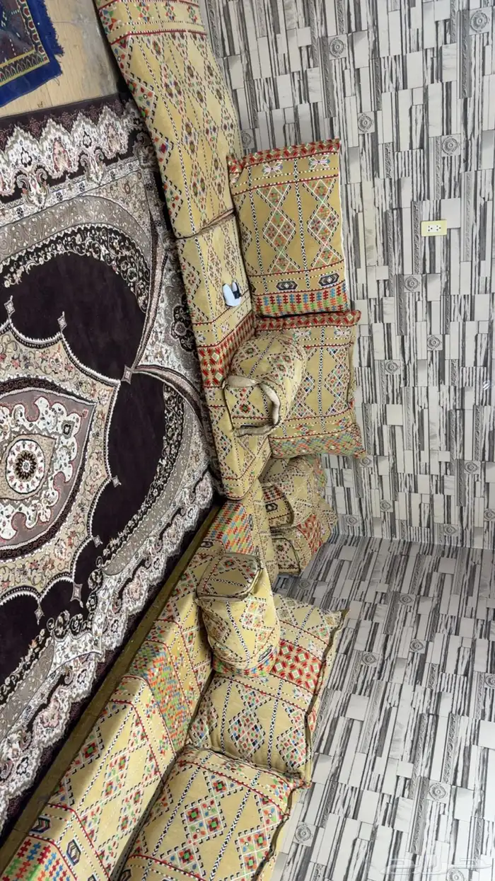 للبيع جلسة عربية فخمة مع زولية السعر 400 قابل للتفاوض 4