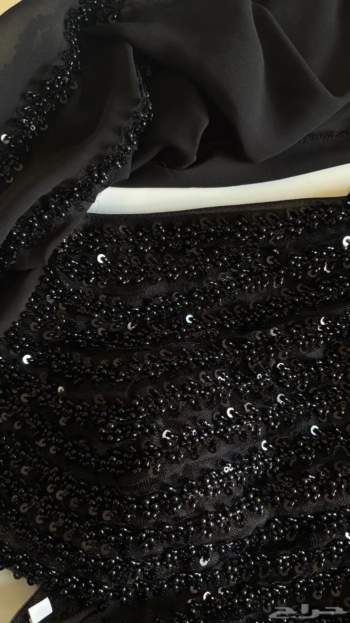 فستان اسود طويل بتطريز من الأمام والخلف 5