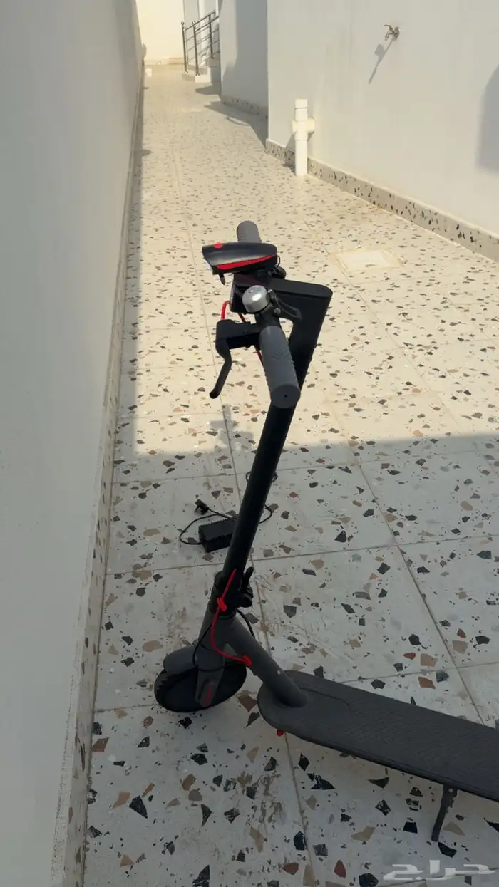 سكوتر نضيف استخدم اسبوع في كسر في الشاشه والجناح كما موضح 1