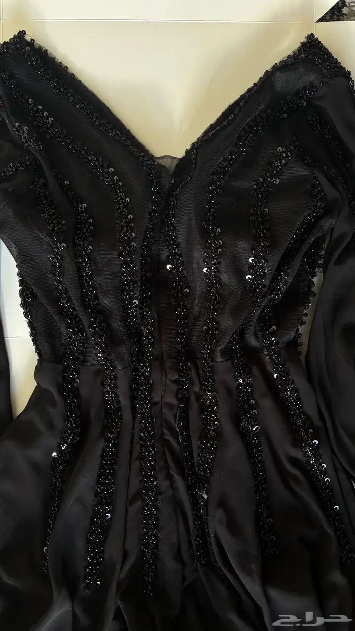 فستان اسود طويل بتطريز من الأمام والخلف 0