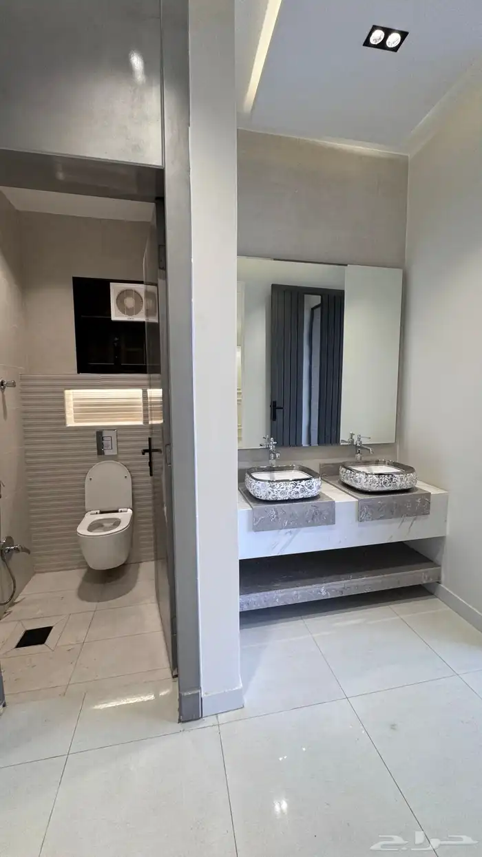 للبيع ادوار ارضيه بحوش وعلوى بسطح خلف المعارض موقع متمييز 6