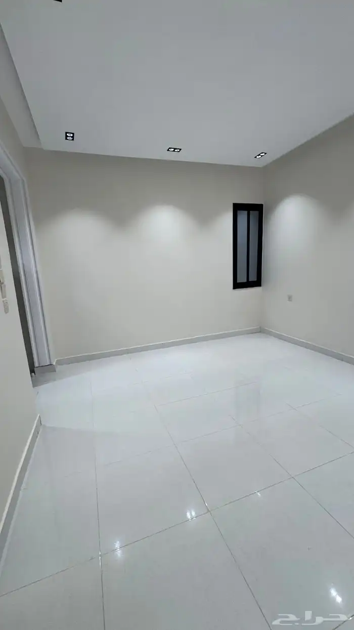 للبيع ادوار ارضيه بحوش وعلوى بسطح خلف المعارض موقع متمييز 37