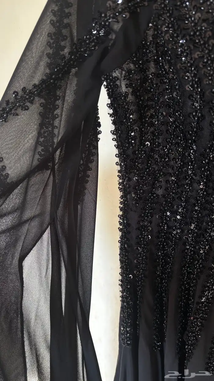 فستان اسود طويل بتطريز من الأمام والخلف 4
