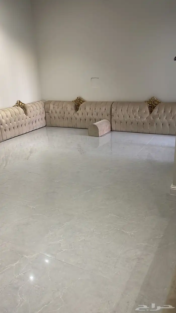 كنب ظهر خشبي نظيف جدا 4 6 وثلاث زوايه 18 متر 2