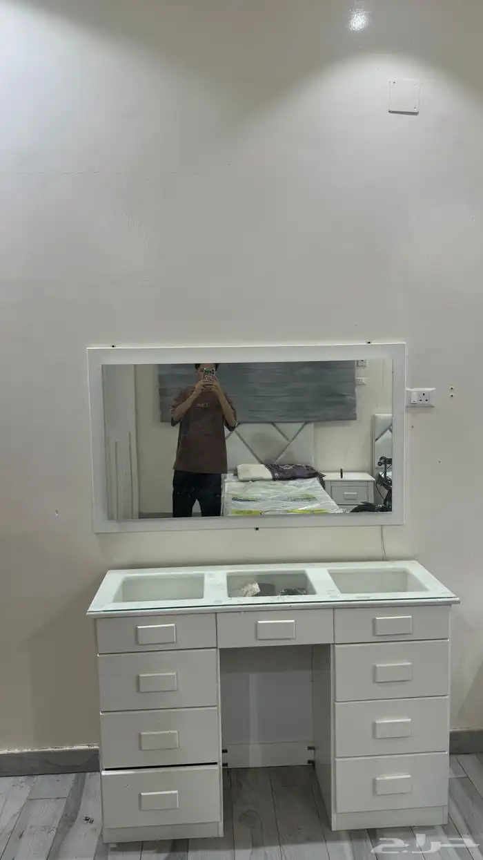 سرير وكومدنتين وتسريحه 2