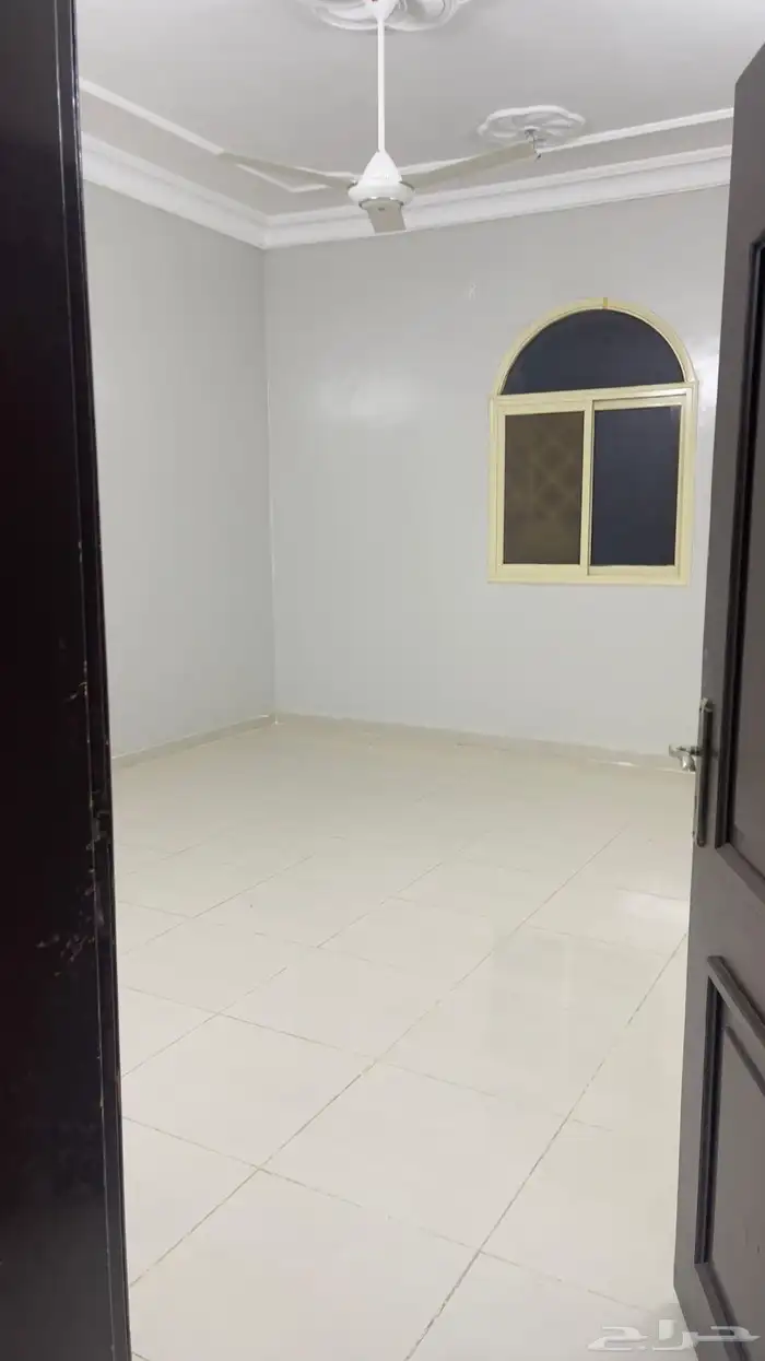 شقة للايجار مكونه من 4 غرف ومجلس وصالة وحمامين 0