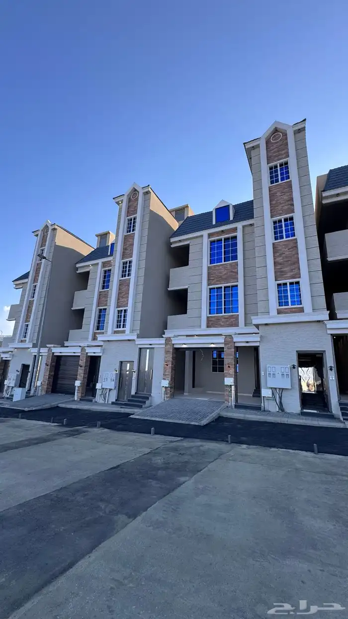 للبيع ادوار ارضيه بحوش وعلوى بسطح خلف المعارض موقع متمييز 2