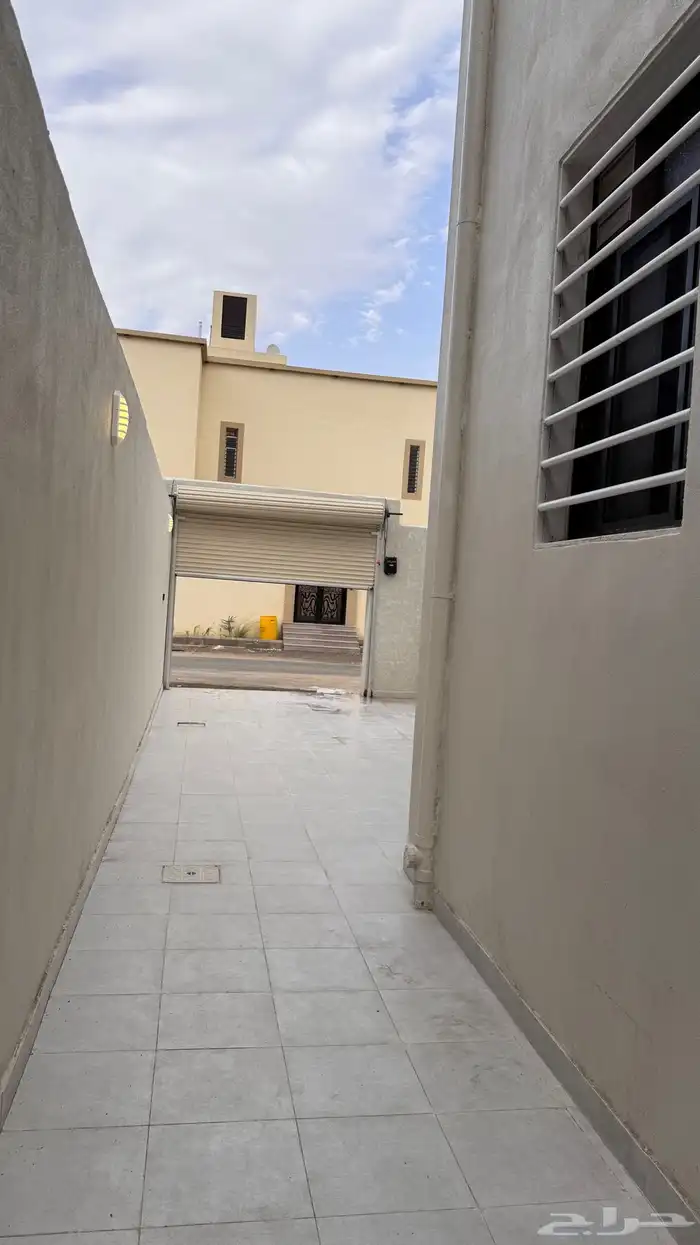 للبيع دور مستقل على ارض كامله من 850 الف بالخميس 17