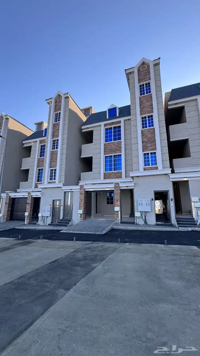 للبيع ادوار ارضيه بحوش وعلوى بسطح خلف المعارض موقع متمييز 1