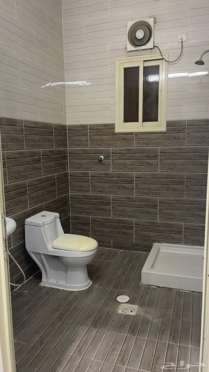 شقة للايجار مكونه من 4 غرف ومجلس وصالة وحمامين 3