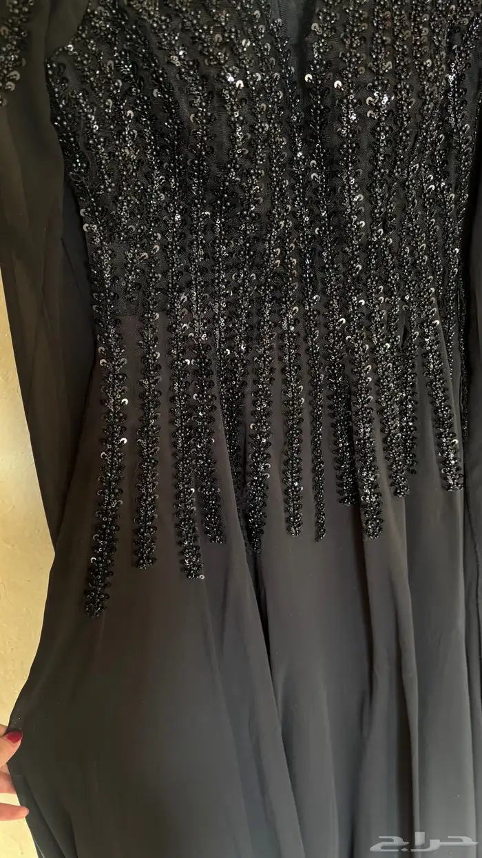 فستان اسود طويل بتطريز من الأمام والخلف 2
