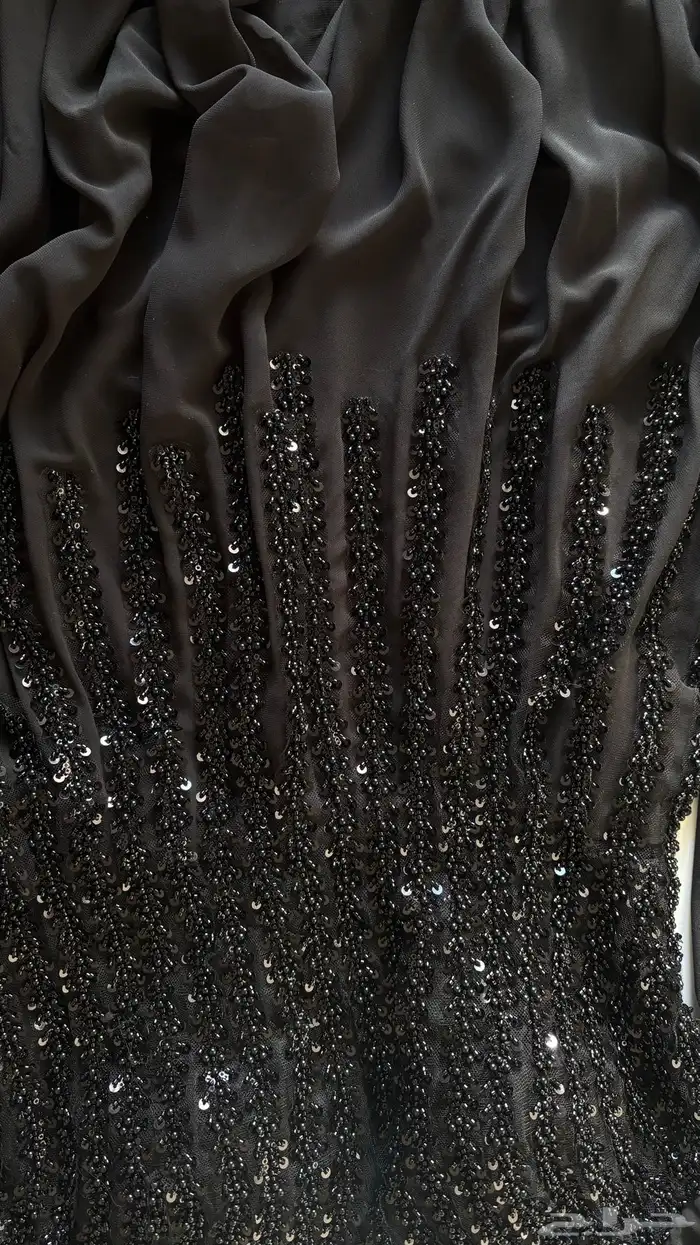 فستان اسود طويل بتطريز من الأمام والخلف 6