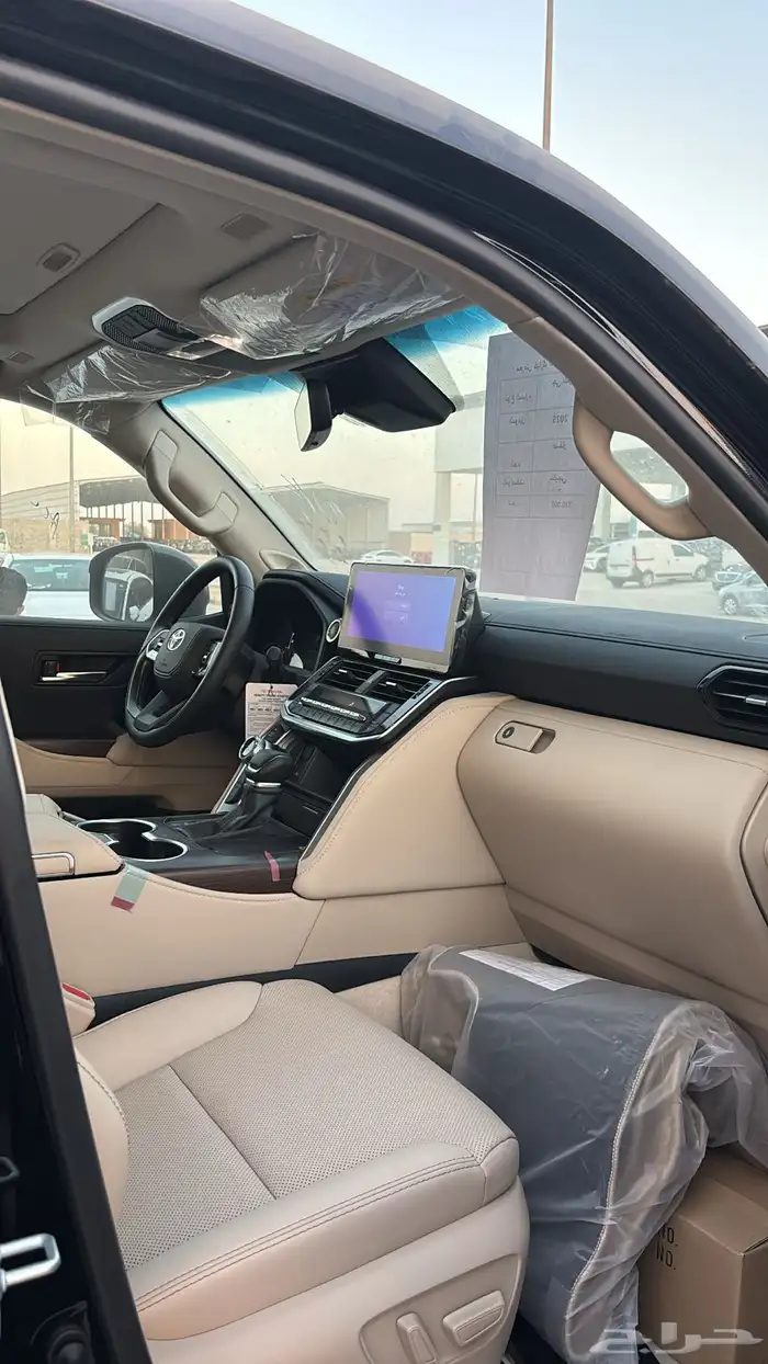 تويوتا لاندكروزر 2025 L5 اسود  ابيض 15